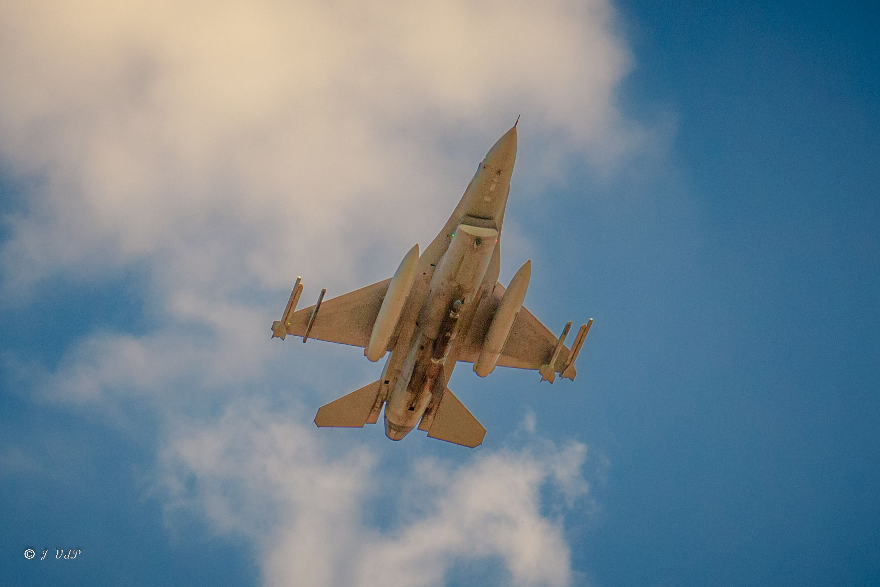 F16